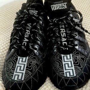 VERSACE CHAIN REACTION LEATHER LOW TRAINERS ***LIKE NEW***